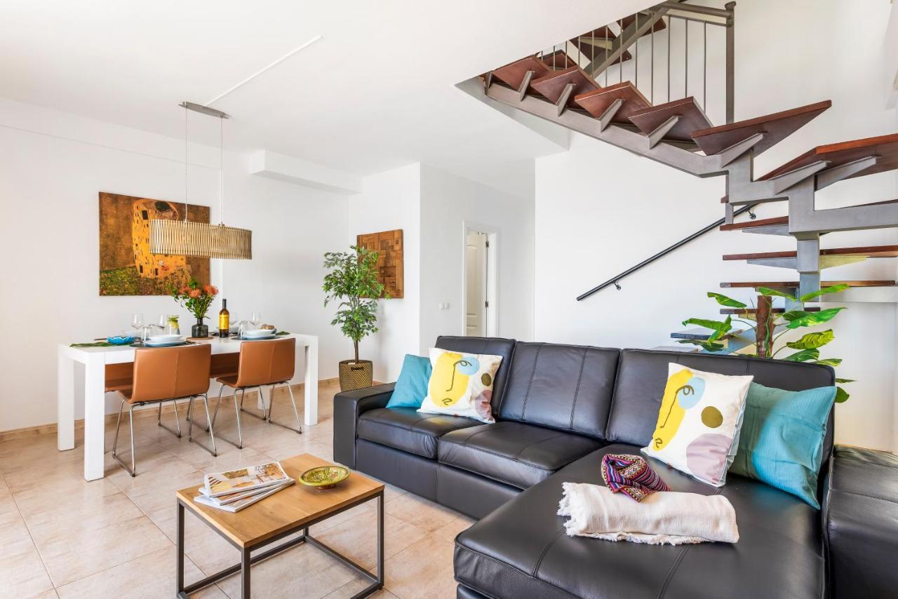 Beachfront Triplex With Swimming Pool & Parking *