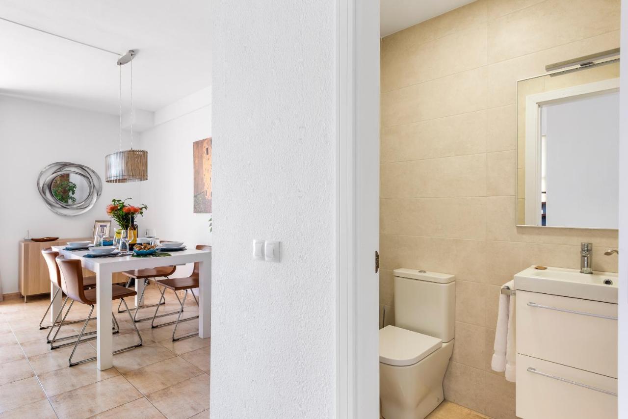 Beachfront Triplex With Swimming Pool & Parking Apartment