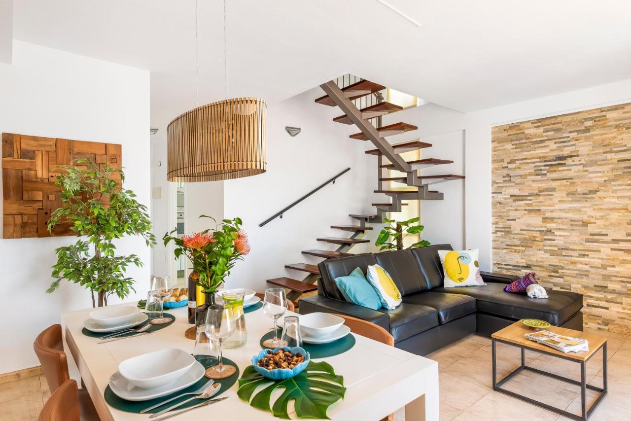 Beachfront Triplex With Swimming Pool & Parking * Radazul